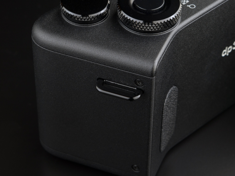 ストラップ用のスリットは1cm以上の幅があり、ストラップを選ばないカメラだ