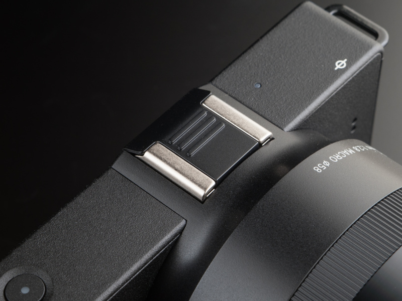 dp3 Quattroは中望遠機なので、外付け光学ファインダーは用意されていない