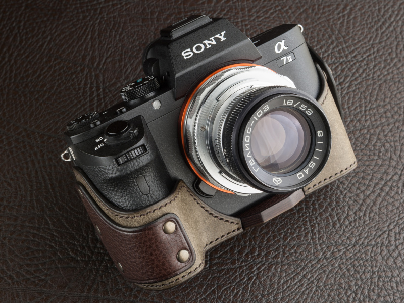 鳥井工房のソニーα7 IIエバレディケースは税込3万5,800円。カラーとレザーの変更も可能だ