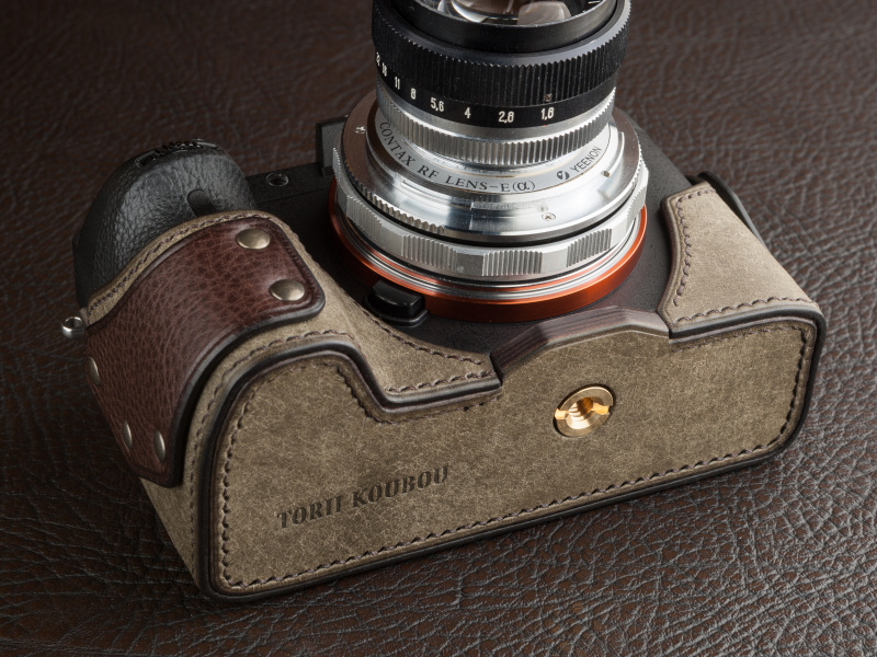 専用ネジで三脚穴に固定する。グリップが大きいため、ザブトンのせり出しは小さめでも問題ないだろう