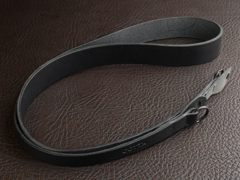 コッタのバケッタレザーネックストラップは税込1万800円。3色のカラー展開だ