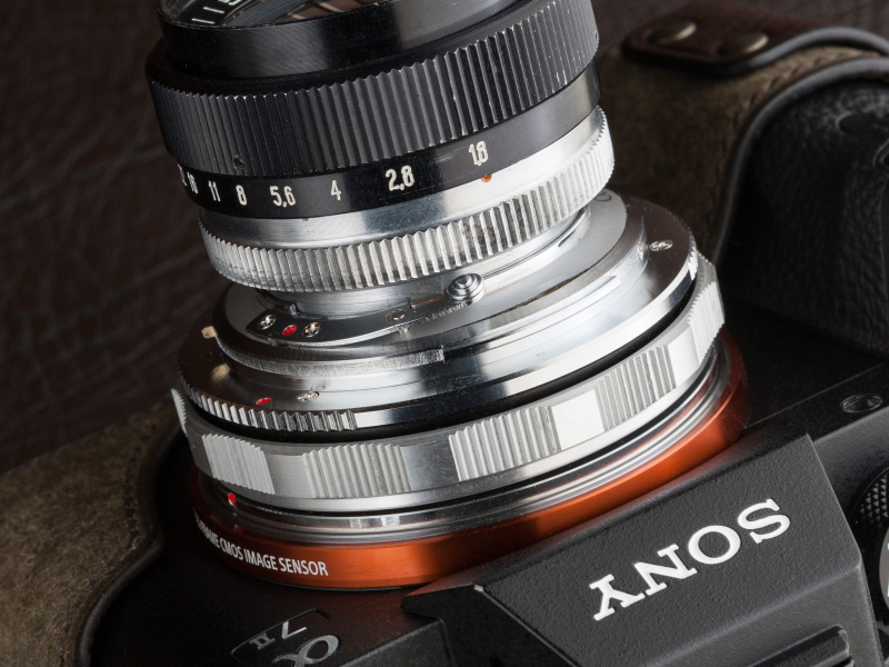 外周に大きなピントリングがあり、これでピント調整を行う。内爪式レンズでも指標が動かないで済む