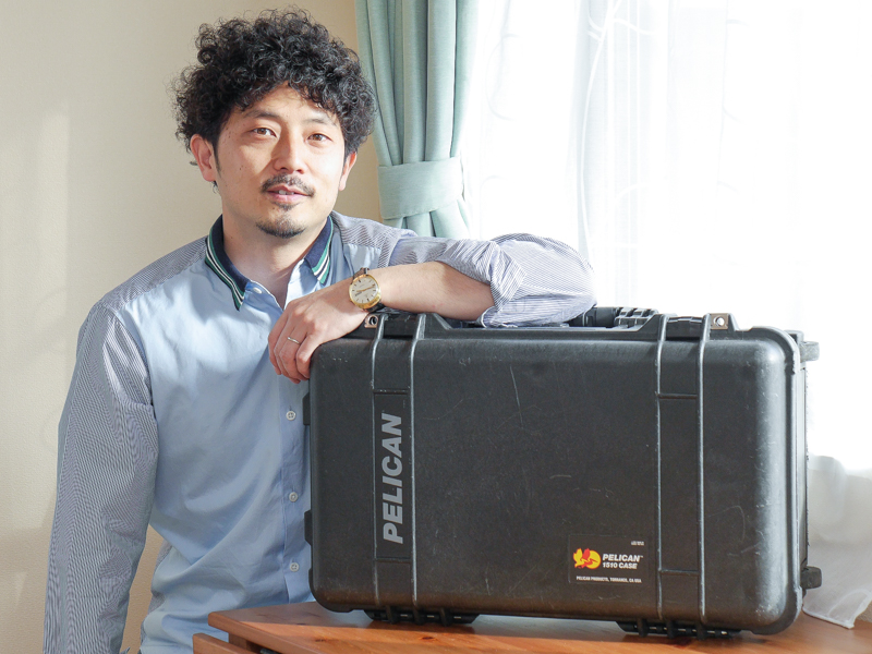 三宅英文氏。愛用しているのは樹脂ハードケースの代名詞とも言える米ペリカン（PELICAN）のケースだ