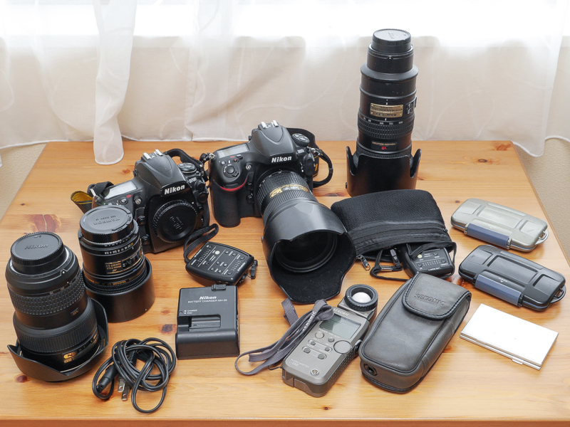 三宅氏のメイン機材。ボディはD800EとD700。レンズはAF-S NIKKOR 16-35mm f/4G ED VR、AF-S NIKKOR 24-70mm f/2.8G ED、AF-S VR Zoom-Nikkor ED 70-200mm F2.8G（IF）、SP AF 90mm F2.8 Di Macro 1:1と大口径ズームを中心に揃えている