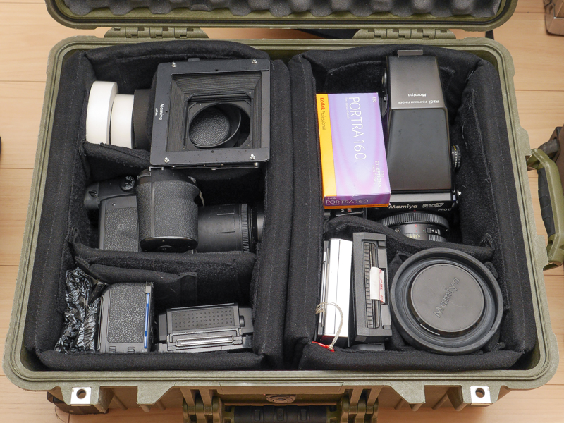 緑のケースにはマミヤの中判カメラ一式が収まる
