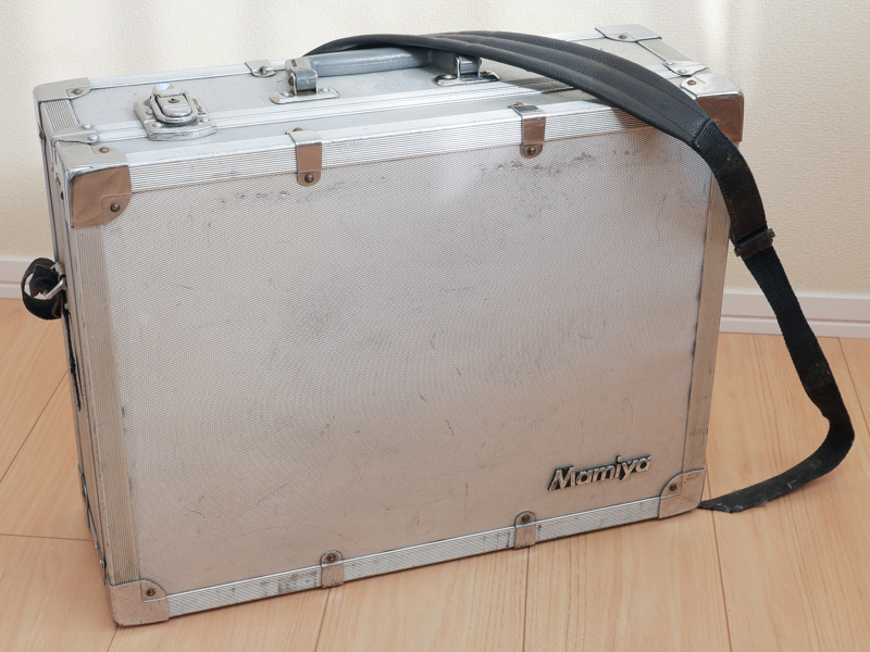 年季の入ったマミヤの銀箱はパソコンケースに