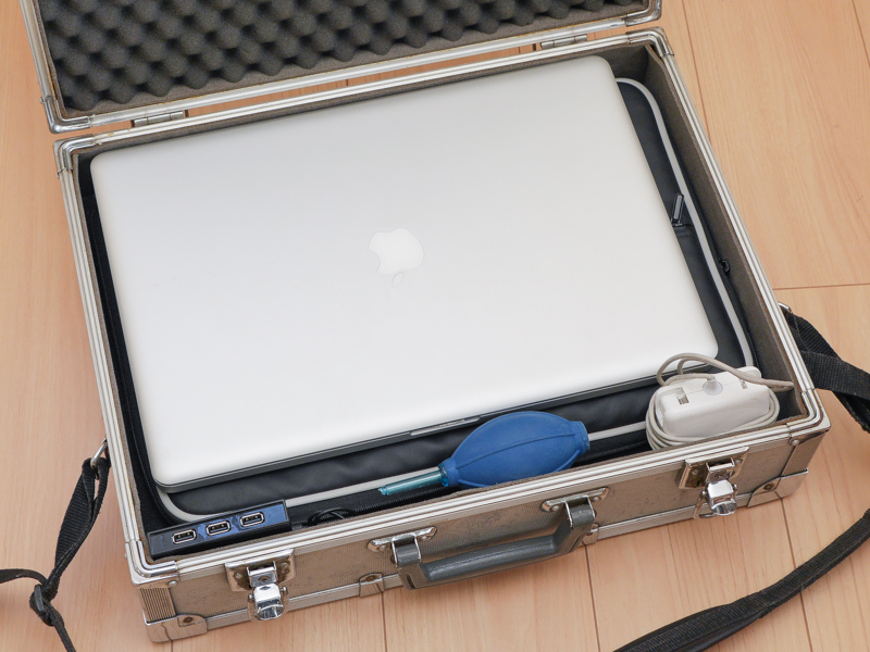 17型MacBook Proとアクセサリーがちょうど収まる