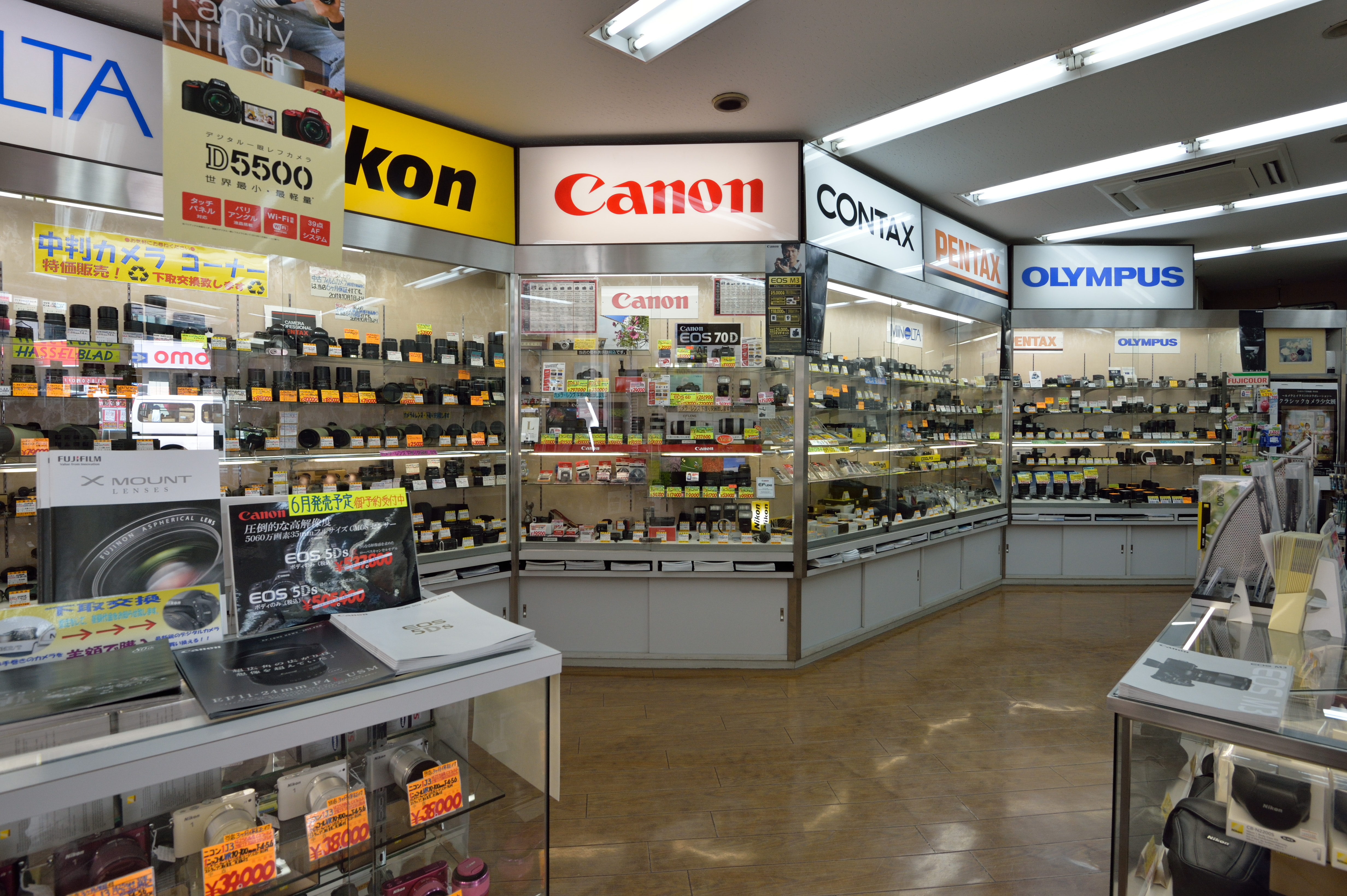 新宿店の広い店内にはショーケースがずらりと並び、その中には中古のカメラ、交換レンズのほか新品も展示されている。同店の中古カメラは特にニコンが充実している。