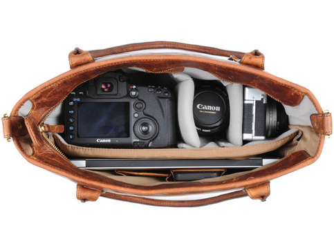 一眼レフカメラ本体と、2〜3本のレンズがぴったり収まります。11インチノートパソコンも収納可能です。