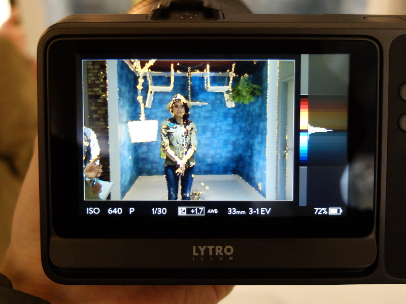 右側が撮影距離と被写界深度スケール。オレンジがピント面より後ろで、ブルーが手前を示す。コントラストの山がその中間にくるように撮るのがベター。オレンジとブルーの範囲外は撮影後にピントを合わせられないため、作画意図を踏まえてピント位置を決める必要がある