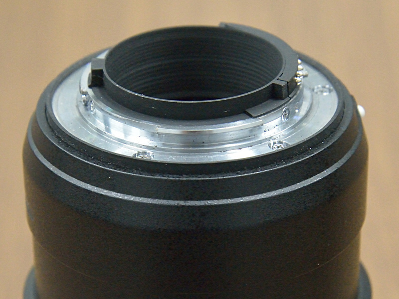 <strong class="">電磁絞りとメカ連動方式の絞りの違い</strong><br class="">従来のニッコールレンズ（上）はマウント部に絞りレバーがあり、このレバーをカメラボディ側から動かして絞りを開閉させている。一方、電磁絞り（下）は電気接点を使って電気的に絞りを動作させる