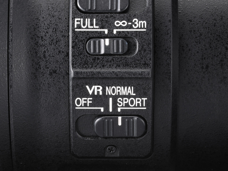 <strong class="">SPORTモードのスイッチ</strong><br class="">ACTIVEモードに変わり、SPORTモードを搭載。露光前センタリングを行わないことで、高速連写時に安定したファインダー像で撮影できる