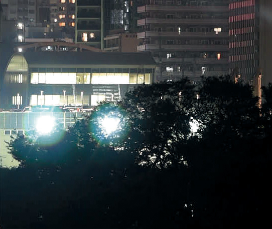 <strong class="">Capture NX-DのPFフレアコントロール</strong><br class="">画面内の強い光源を探し、その周りに生じているフレアの色付きを低減することで、PFフレアを目立ちにくくしている（左：ON、右：OFF）