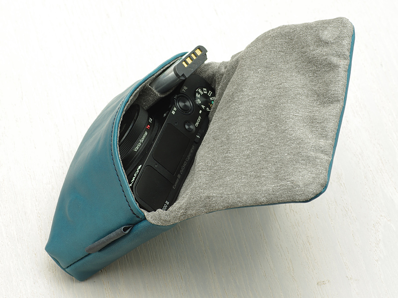 タイプ02のみバッテリーを収納できるポケットを備える