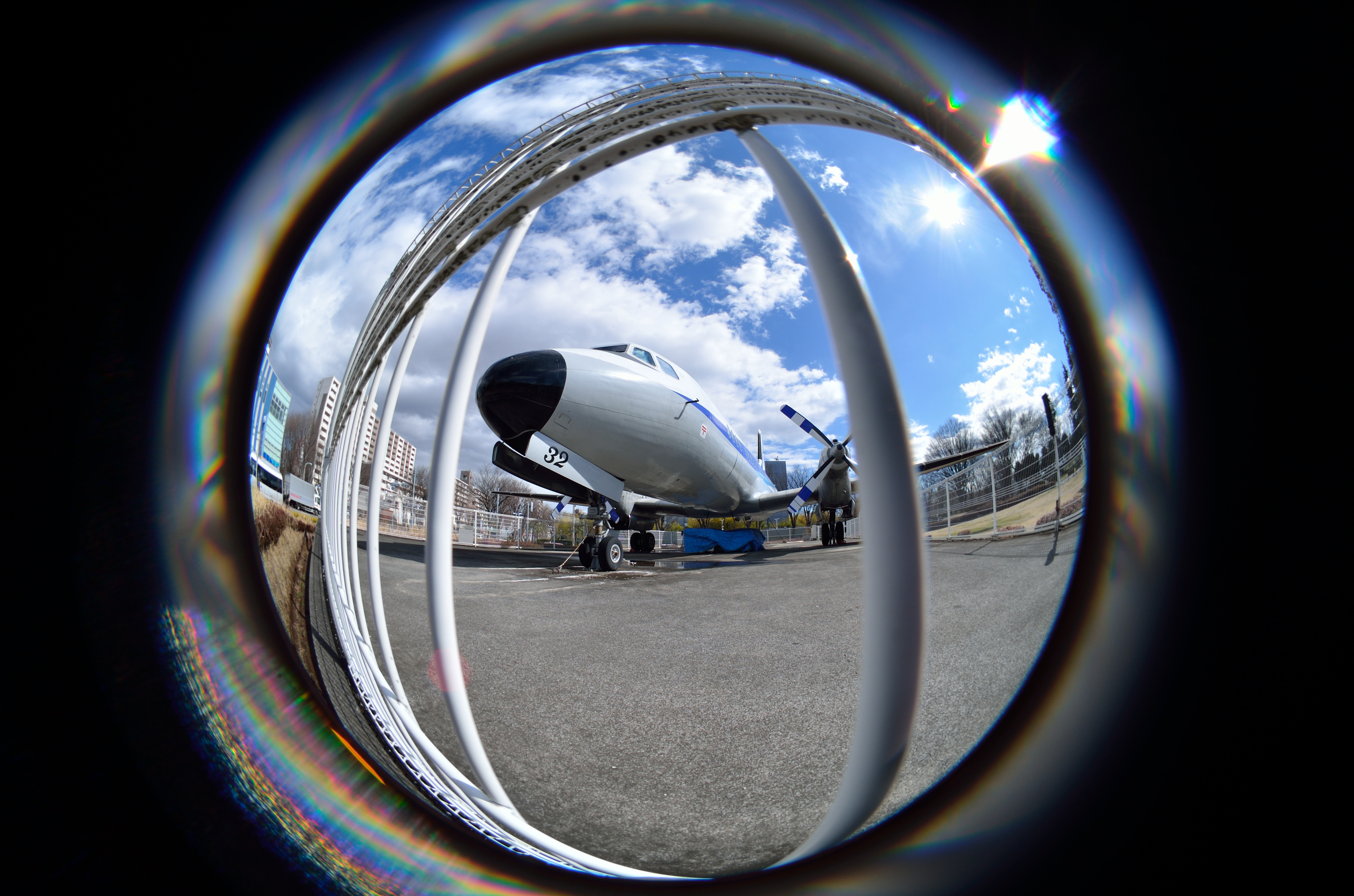 金網の接するぎりぎりで撮っても、機体を画面に収めることができるのは、画角183度の威力