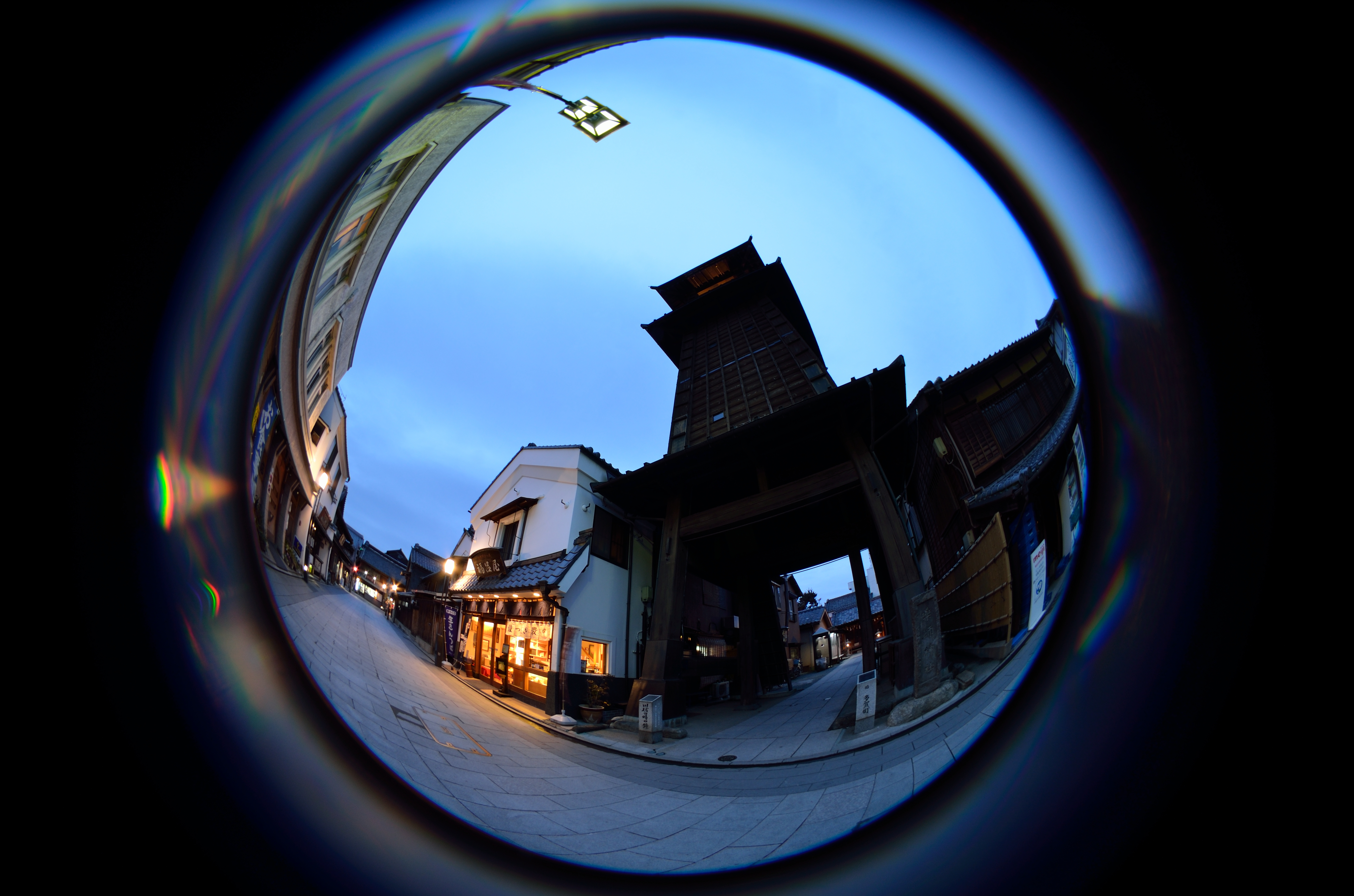 時の鐘の前で日没を待って撮影した。街灯や建物のゆがみ方が魚眼レンズならではの雰囲気をかもしだす