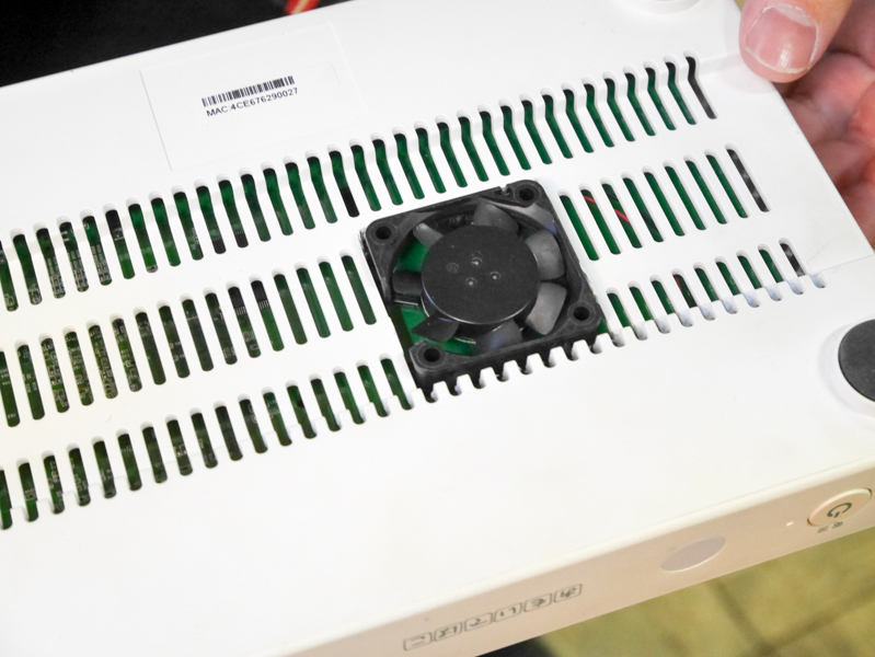 底面に直接ファンが取り付けてある