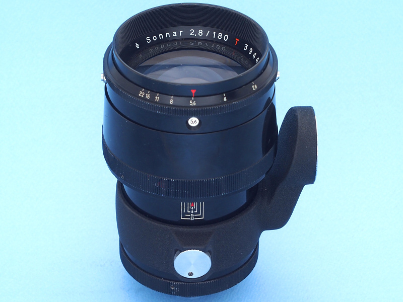 Carl Zeiss Jena 180mm f2.8は1936年開催のベルリンオリンピック用に開発され、オリンピアゾナーの通称でマニアに知られている。ぼくが買ったのは1950年代に発売されたエクサクタマウント仕様で、デザイン的にも異彩を放ってなかなか美しい。特に三脚座は「猫足」と言われる独特の形状で心惹かれるものがある。重量は1,440gで、まさにガラスと金属の塊だ。レンズ銘の赤文字「T」が示すように単層コーティングが施され、光学系ではこの点が戦前型より改良されている