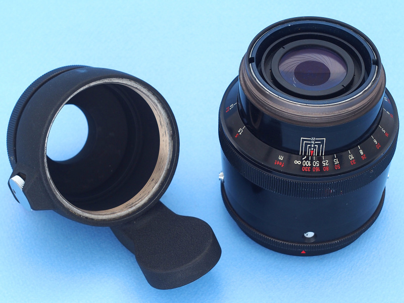 このタイプのCarl Zeiss Jena 180mm f2.8は、独自規格のネジによって、三脚座と一体となったマウントアダプターを分離できる。三脚座は360度回転式だが、アダプターから外すことはできない。マウントはエクサクタの他、M42、プラクチナ、フレクトスコープ（コンタックス用ミラーボックス）などのライカ判用、ペンタコン6など中判カメラ用などが作られた。絞りが円形（18枚羽根）なのも確認できるが、これは手動プリセット式ならではの利点だと言える。距離表示も独特の位置に刻印され視認性も良い