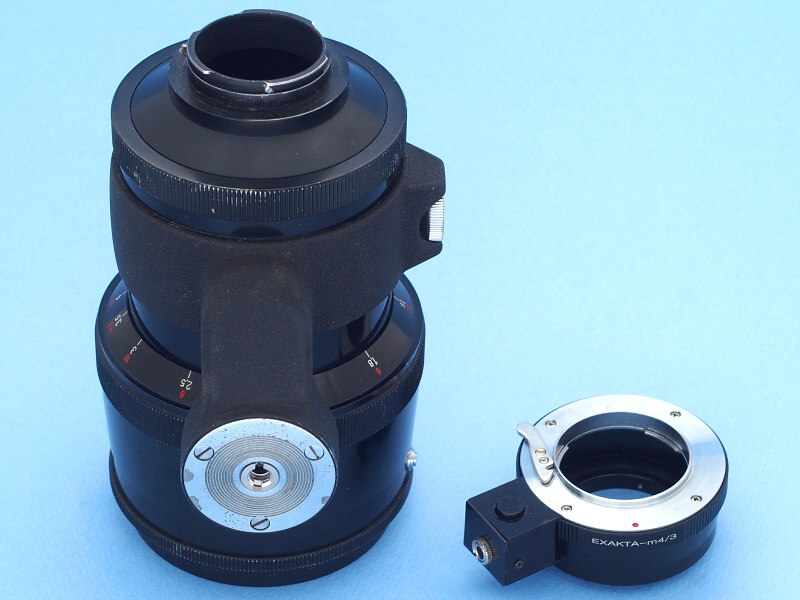 と言うわけでCarl Zeiss Jena 180mm f2.8の潜在能力を引き出すためにも、最新のデジタルカメラに装着することに意味はある。用意したのは、エクサクタ→マイクロフォーサーズマウントアダプター(左）だ。このアダプターは以前の<a href="http://dc.watch.impress.co.jp/docs/review/labo/20140630_655536.html" class="n" target="_blank">記事で紹介した</a>自作改造品の「自動絞り仕様」だが、今回使用するレンズはプリセット絞りなので、自動機構は使用しない。