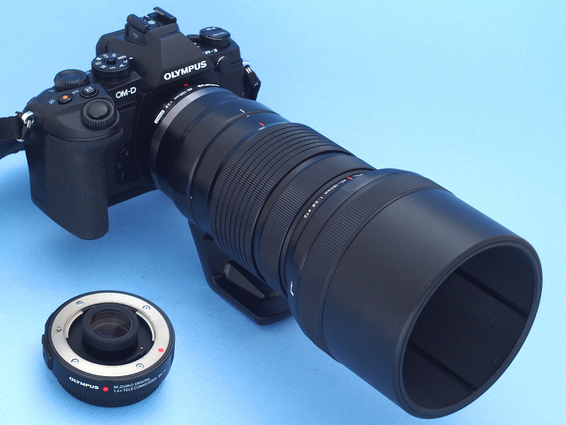 ちなみにオリンパスからは、大口径望遠ズームの新製品M.ZUIKO DIGITAL ED 40-150mm F2.8 PROが発売されたばかりだ。ライカ判換算80-300mm相当のこのレンズは、まさにオリンピアゾナーのコンセプトを継承した子孫だと言える。専用の1.4倍テレコンバーター（左）を装着すれば56-210mm F4（ライカ判換算112-420mm相当）のスペックになるこの最新レンズを、オリンピアゾナーと撮り比べてみることにした