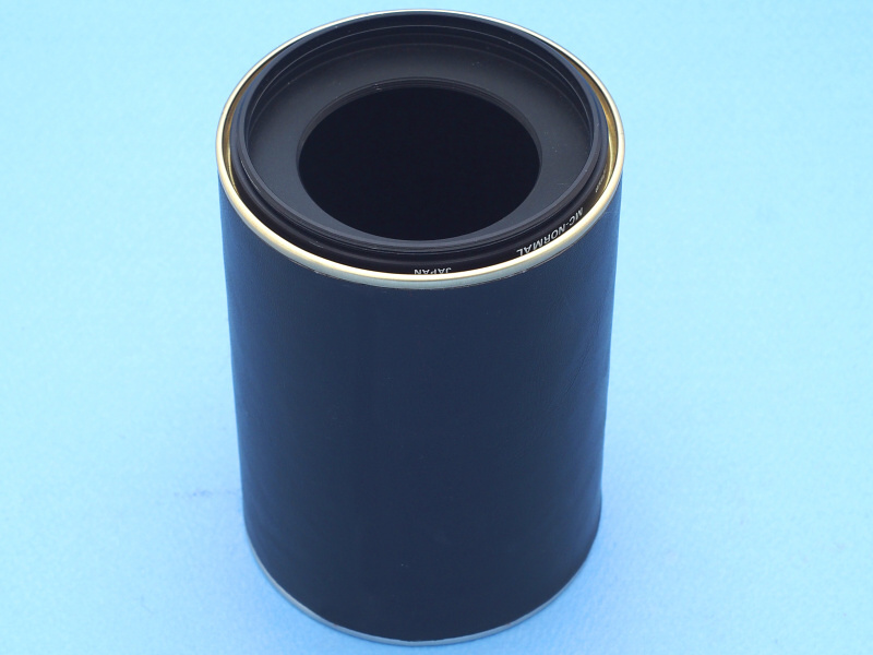 筒の内側から77mm→52mm径ステップダウンリングをはめ込み、外側から77mm径フィルター枠をねじ込む。これによって、レンズへの装着がより簡単確実になる。ステップダウンリングはたまたま持っていたのだが、フレアーカッターの効果も期待できる。これでレンズフードの工作は終了だ