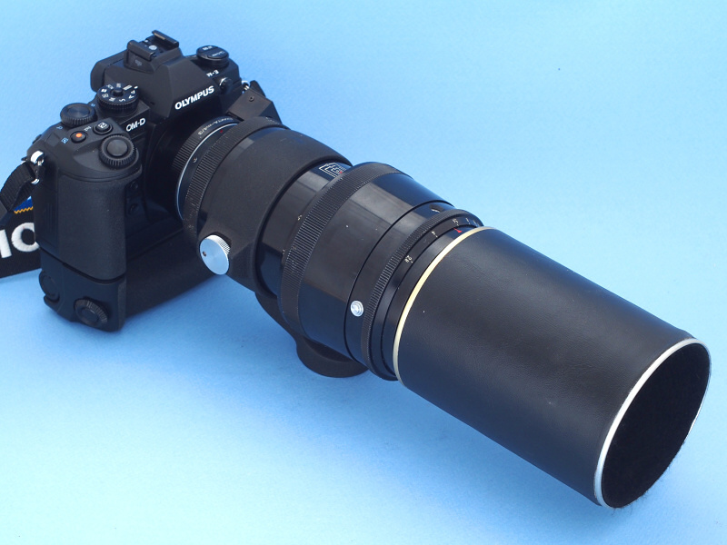 E-M1に装着してみたが、かなりカッコイイ。純正のドイツ製だと言っても、ちょっと見た目には分からないかもれない。さらにカメラ本体に専用の「パワーバッテリーホルダーHLD-7」を装着すると、ますますカッコ良くなる。いや実用的に考えても、レンズが重いのでバッテリーホルダーを装着した方がバランスが取れて持ちやすくなる