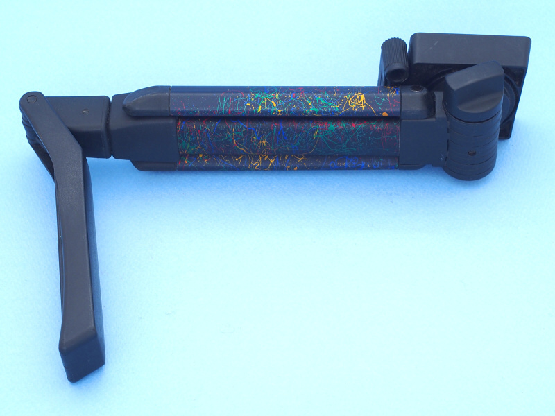 さらに手持ち撮影時の安定性を高めるため、ご覧のカメラ用ガンストックを用意してみた。カルマン製で、カメラの三脚穴に固定して使用する