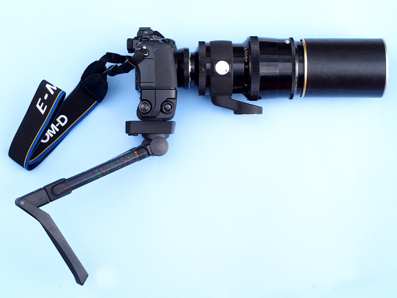 ガンストックを装着すると、まさに“銃器”といった感じのスタイルになった。ちょっと人目を憚られる外見だが、グリップを胸に当ててカメラを構えると、安定性は確実に増す。実は、1936年発売のオリジナルタイプCarl Zeiss Jena 180mm f2.8にはCONTAX IIに装着するライフル銃そっくりの撮影システムがあって、それにあやかってみたのだった