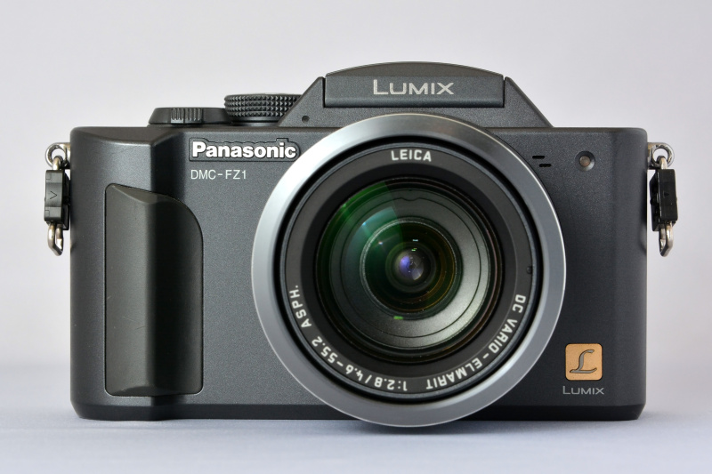 1.5型液晶モニターの小ささは別としても、電子ファインダー（接眼部）の取って付けた感や、独特なドーム型の内蔵フラッシュの出っ張り具合など、ちょっと違和感を感じるボディデザイン（個人的な印象）。まあ、このあたりの謎テイストは“初代モデルらしい初々しさ”と、好意的に受け止めよう。って、ソレ好意的か？（笑）