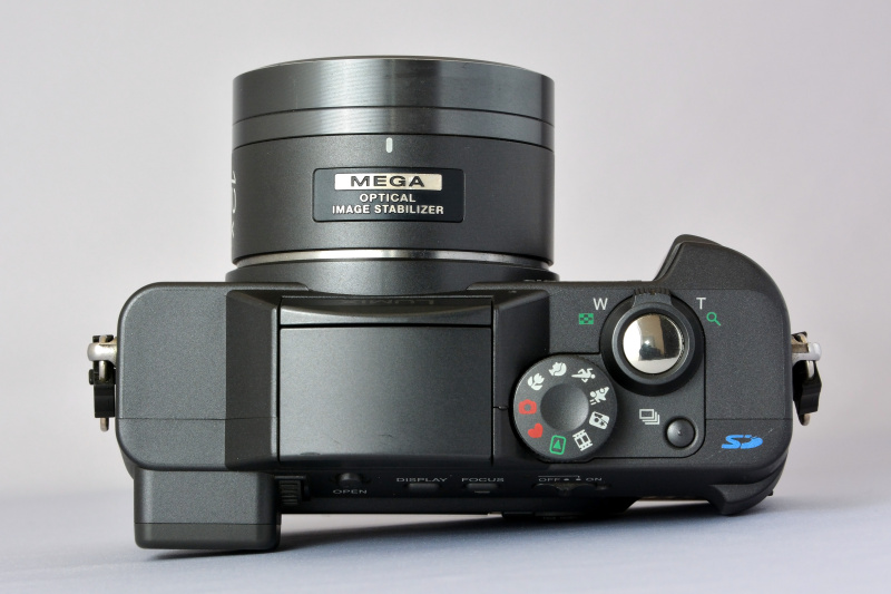 1.5型液晶モニターの小ささは別としても、電子ファインダー（接眼部）の取って付けた感や、独特なドーム型の内蔵フラッシュの出っ張り具合など、ちょっと違和感を感じるボディデザイン（個人的な印象）。まあ、このあたりの謎テイストは“初代モデルらしい初々しさ”と、好意的に受け止めよう。って、ソレ好意的か？（笑）