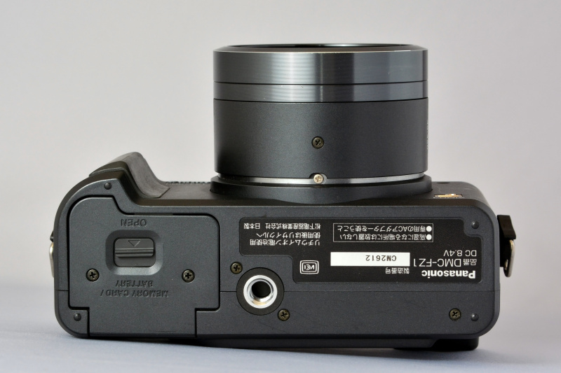 1.5型液晶モニターの小ささは別としても、電子ファインダー（接眼部）の取って付けた感や、独特なドーム型の内蔵フラッシュの出っ張り具合など、ちょっと違和感を感じるボディデザイン（個人的な印象）。まあ、このあたりの謎テイストは“初代モデルらしい初々しさ”と、好意的に受け止めよう。って、ソレ好意的か？（笑）