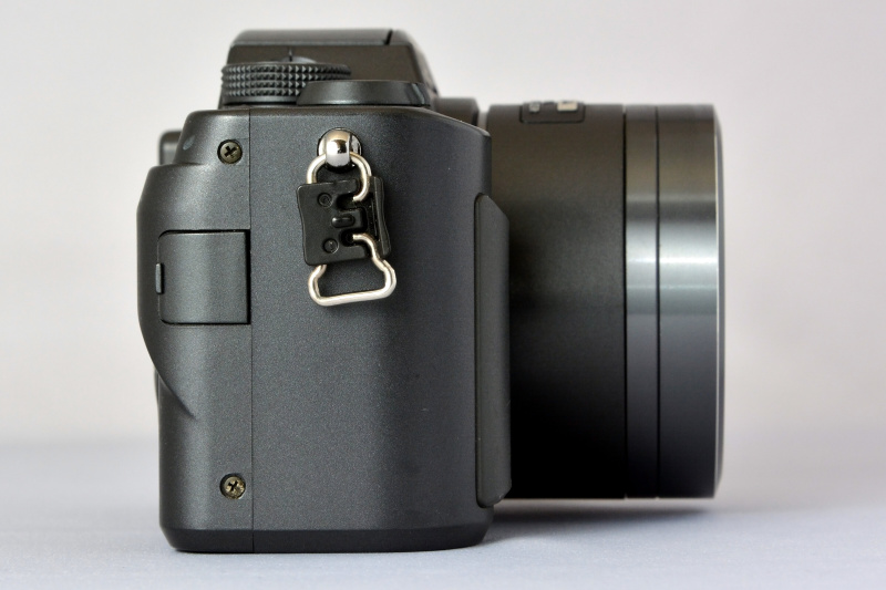 1.5型液晶モニターの小ささは別としても、電子ファインダー（接眼部）の取って付けた感や、独特なドーム型の内蔵フラッシュの出っ張り具合など、ちょっと違和感を感じるボディデザイン（個人的な印象）。まあ、このあたりの謎テイストは“初代モデルらしい初々しさ”と、好意的に受け止めよう。って、ソレ好意的か？（笑）