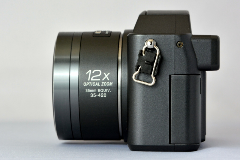 電源スイッチをオンにすると、当然レンズ鏡筒が伸びるが、その伸び量は思ったよりも少ない。しかも、広角側から望遠側にズームしても、その全長は変わらない。