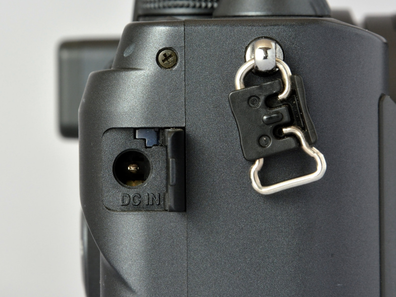 左手側の側面端子は、AV/ OUT端子、USB端子、SERIAL端子。グリップ側の端子扉内には、DC IN端子。