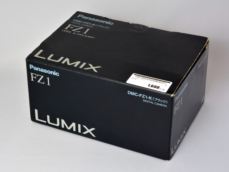 ここ数回は“元箱付き”のブツをGETしている。やっぱ、備品一式だけでなく元箱もあるとテンション上がるね（まあ、8MBのSDメモリーカードは欠品していたが）。