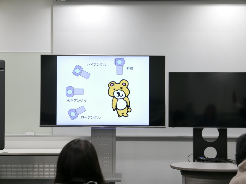 アングルには、上から真下にカメラを向ける「俯瞰」、上から下へカメラを向ける「ハイアングル」、被写体に対して角度をつけない「水平アングル」、下から上へカメラを向ける「ローアングル」があります。