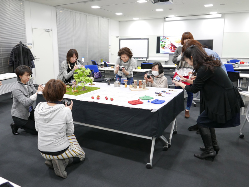 コムロ先生が用意した小物を使って、ポジションとアングルによる写り方の違いを体験しました。被写体ごとに、写りがよく見えるポジションとアングルがあるのでいろいろなところから撮ってみることが大切です。