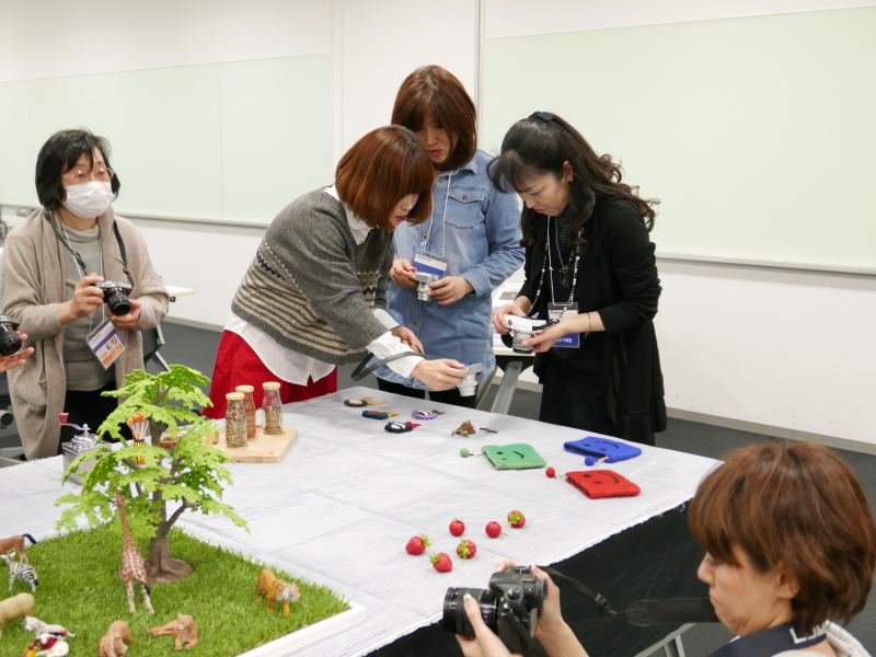 コムロ先生が用意した小物を使って、ポジションとアングルによる写り方の違いを体験しました。被写体ごとに、写りがよく見えるポジションとアングルがあるのでいろいろなところから撮ってみることが大切です。