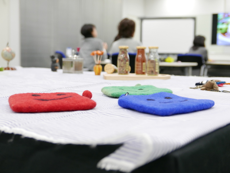 平たい小物は水平アングルではなく（1枚目）、ハイポジションから俯瞰で撮影する（2枚目）と形がきれいに見えます。