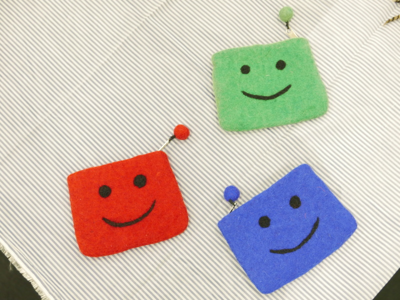 平たい小物は水平アングルではなく（1枚目）、ハイポジションから俯瞰で撮影する（2枚目）と形がきれいに見えます。