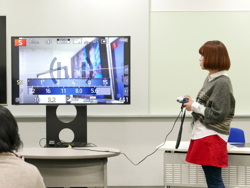 カメラとモニターをつないで、シャッター速度の設定方法を学びました。