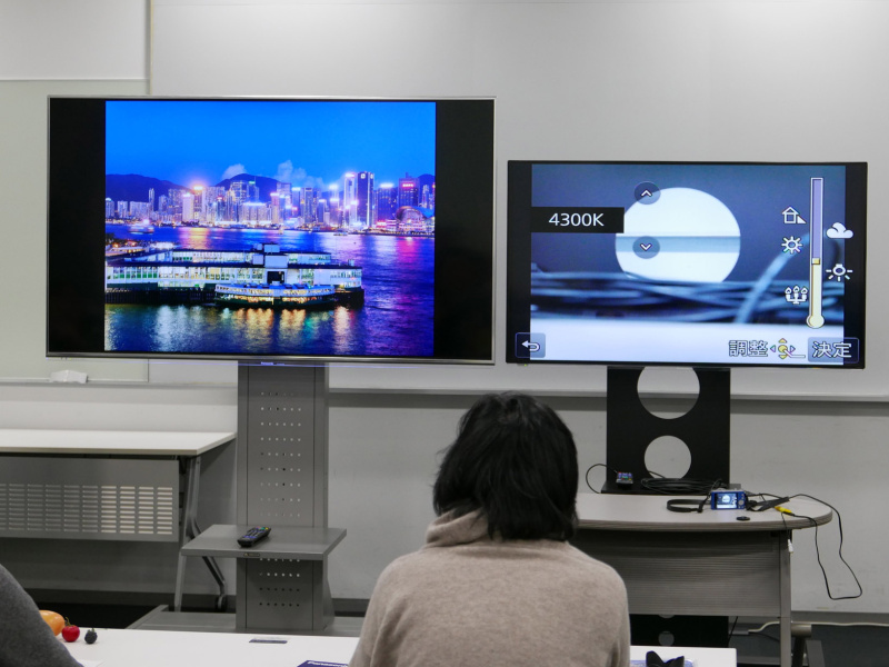 夜景に青味を乗せて、無機質で非現実的なイメージを強めました。