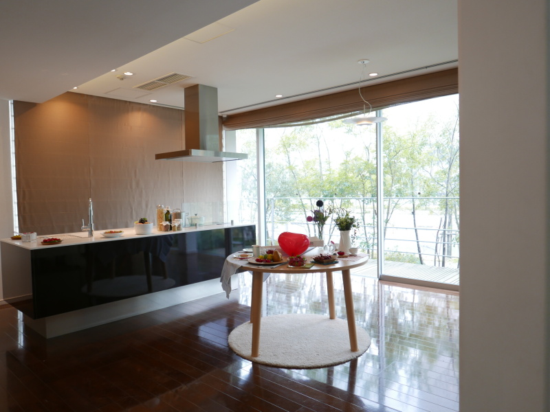 実際の家で撮影するような状況で、花や小物などを撮影します。