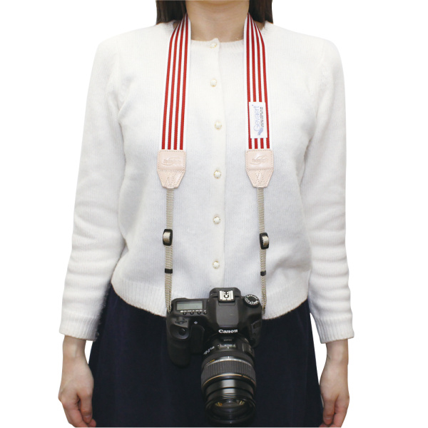 一眼レフカメラにも、ミラーレスカメラにも使用できます。ベルト部が太いので、首への負担も軽そう。