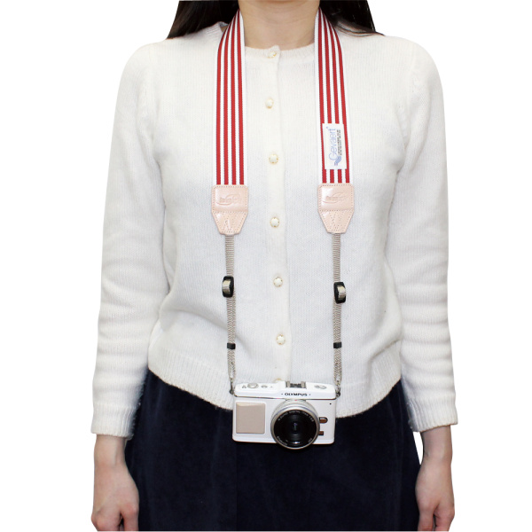 一眼レフカメラにも、ミラーレスカメラにも使用できます。ベルト部が太いので、首への負担も軽そう。