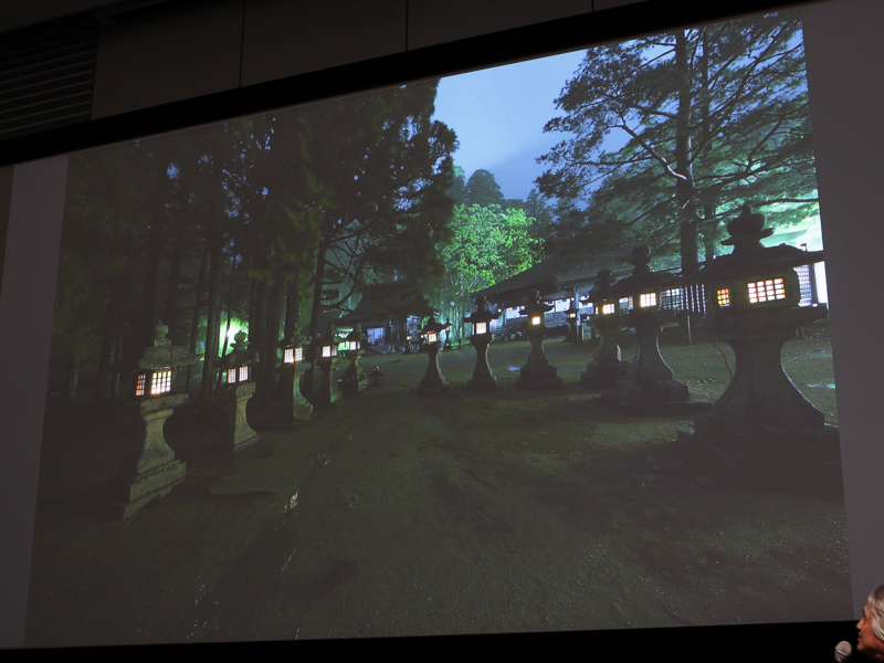 従来の感覚だと被写体が小さくしか写らない。この写真は灯籠から1mほどに近づいて撮影したもの