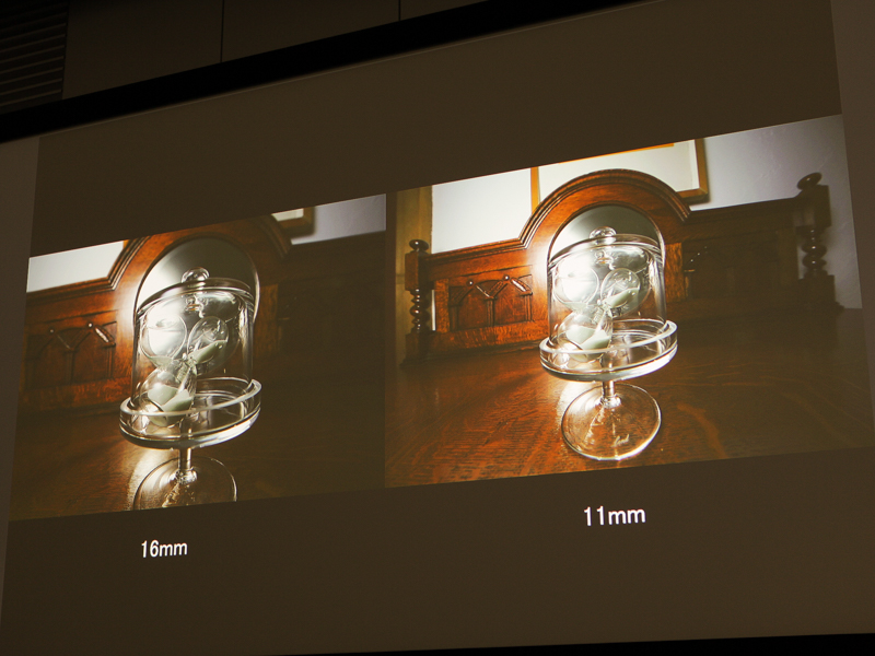 16mmと11mmの比較。11mmは背景をより広く写せる