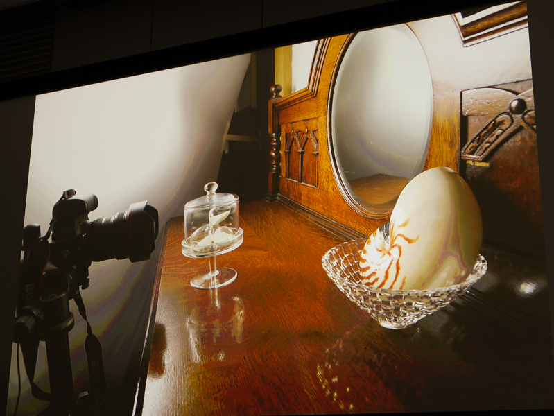 上の写真の撮影状況。一般的な広角レンズでここまで近づくと、画面が瓶だけになってしまう