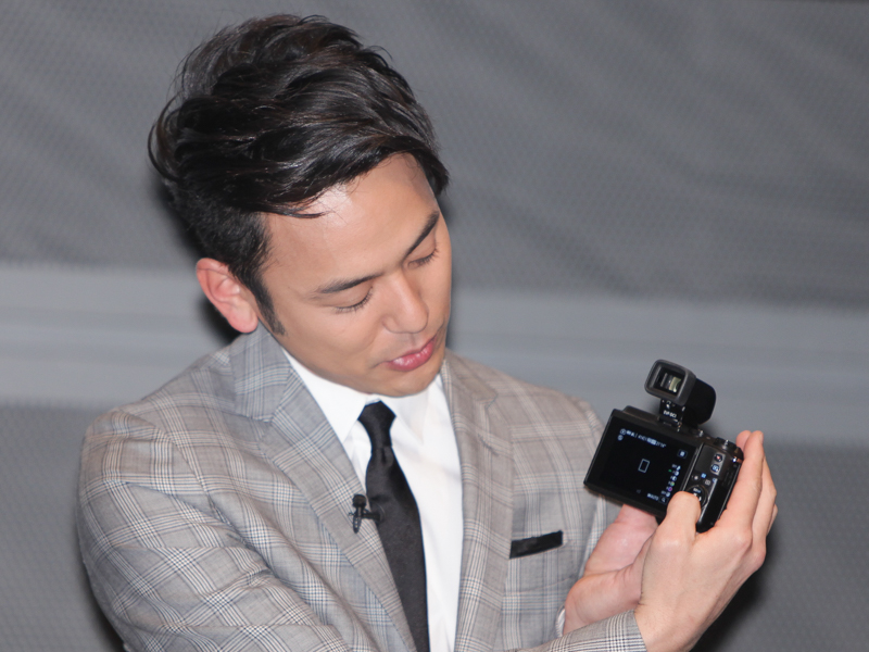 クリエイティブアシストの操作を熱心に説明した